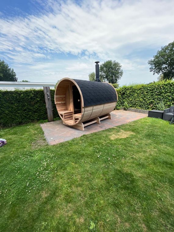 Barrelsauna op een gemetselde ondergrond