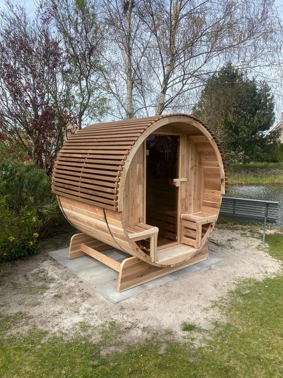 Barrelsauna opgebouwd in de tuin