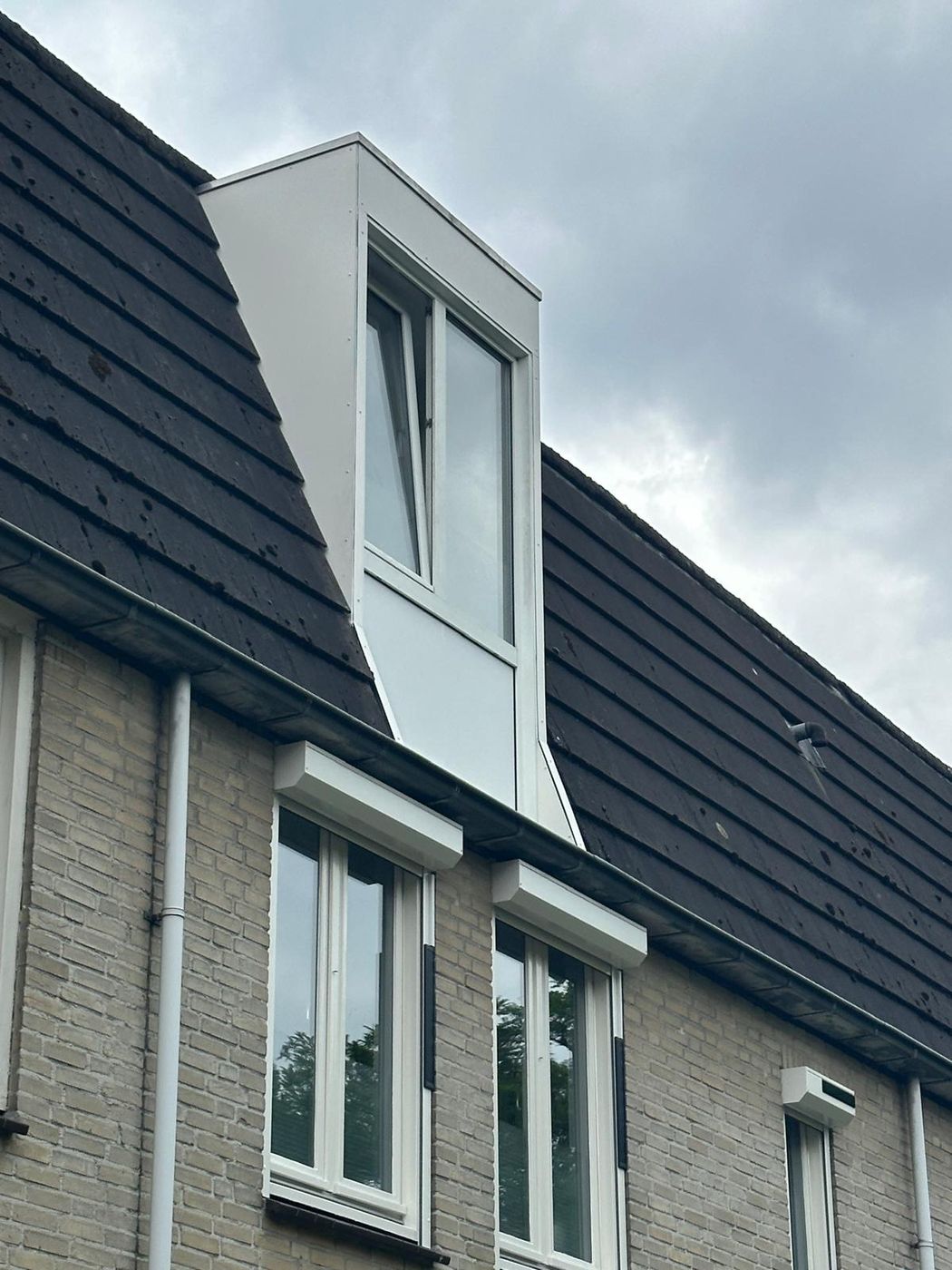 Dakkapel geplaatst aan de voorzijde van een woning