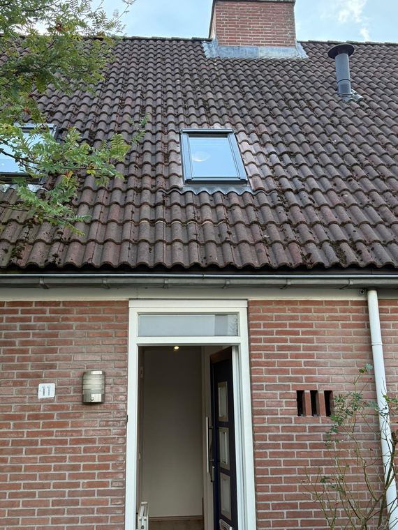 Dakraam in een bestaand pannendak van een woning