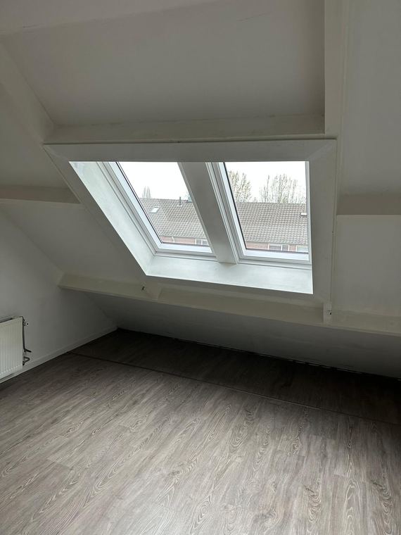 Twee dakramen in een afgewerkte zolderkamer
