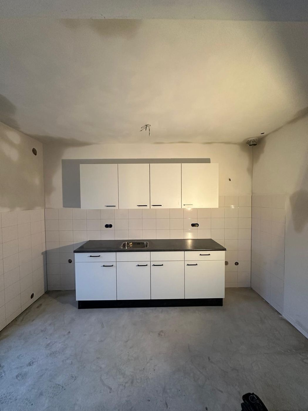 Geplaatste keuken met bovenkasten en werkblad