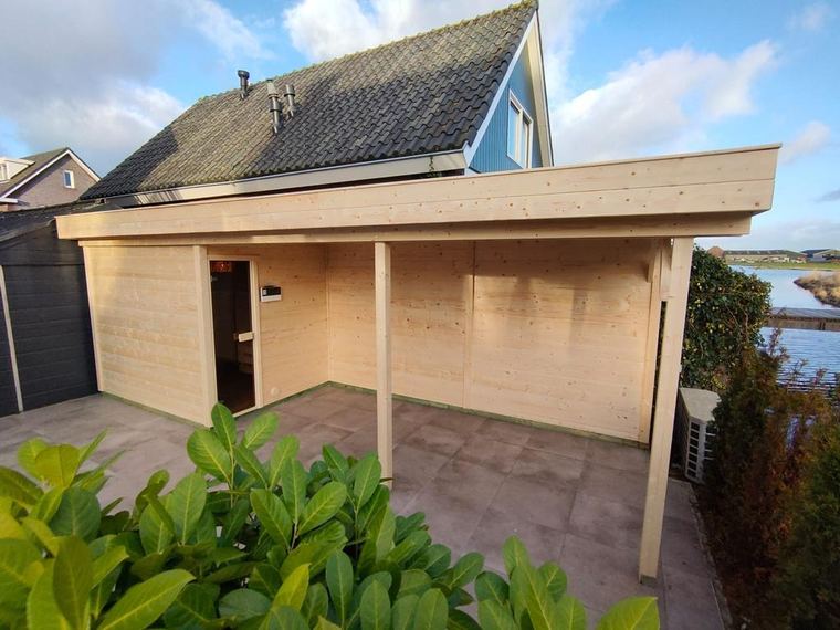 Houten overkapping met berging in de tuin
