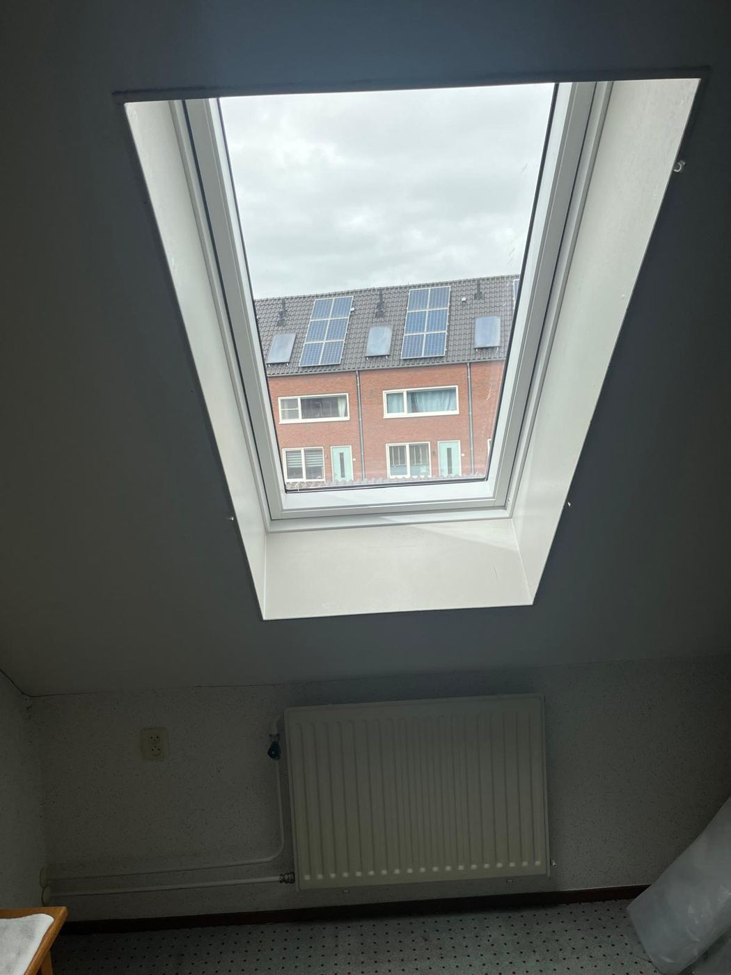 Zolderkamer afgewerkt met een nieuw dakraam