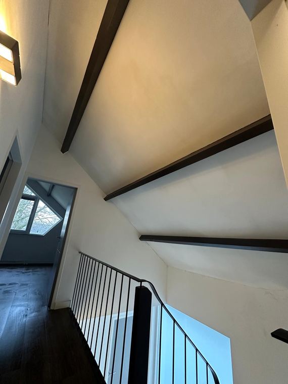 Vide met nieuwe trapopening en balustrade na een verbouwing
